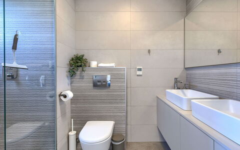 Frani: Badezimmer, Interior Design, Flooring, Armatur, Wand, Toilette, Fussboden, Toilleten Sitz, Sinken, Badezimmerschrank