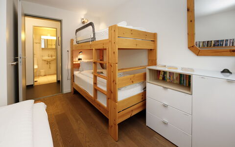 Chalet an der Egg: Etagenbett, Holz, Interior Design, Bett, Schlafzimmer, Flooring, Decke, Fussboden, Möbel, Zimmer