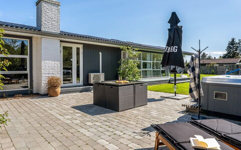 Timao - 750M from the Sea: Holz, Zuhause, Veranda, Deck, Hartholz, Dach, Holzbeize, Holzboden, Eco Hotel