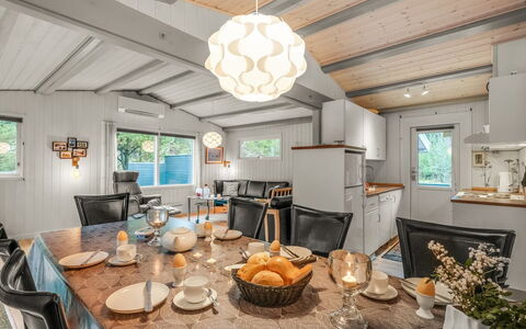 Amaya - 1Km from the Sea: Möbel, Interior Design, Flooring, Fussboden, Decke, Zimmer, Stuhl, Tabelle, Wohnung, Küche & Esszimmer Tisch