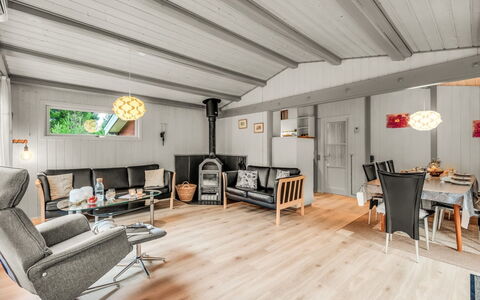 Amaya - 1Km from the Sea: Möbel, Interior Design, Flooring, Fussboden, Decke, Zimmer, Stuhl, Tabelle, Wohnung, Küche & Esszimmer Tisch