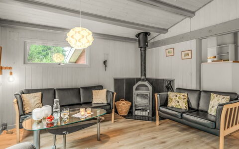 Amaya - 1Km from the Sea: Möbel, Interior Design, Flooring, Fussboden, Decke, Zimmer, Stuhl, Tabelle, Wohnung, Küche & Esszimmer Tisch