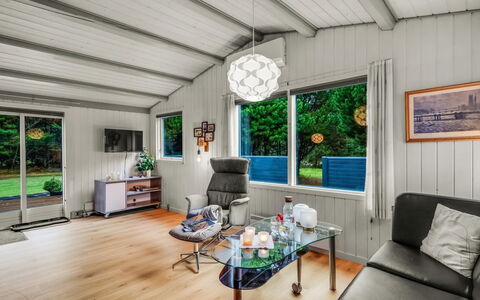 Amaya - 1Km from the Sea: Möbel, Interior Design, Flooring, Fussboden, Decke, Zimmer, Stuhl, Tabelle, Wohnung, Küche & Esszimmer Tisch
