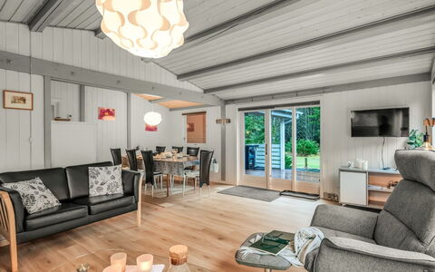 Amaya - 1Km from the Sea: Möbel, Interior Design, Flooring, Fussboden, Decke, Zimmer, Stuhl, Tabelle, Wohnung, Küche & Esszimmer Tisch