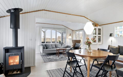 Aarno - 120M from the Sea: Interior Design, Möbel, Flooring, Holz, Decke, Fussboden, Wohnzimmer, Beleuchtung, Light Fixture, Zimmer