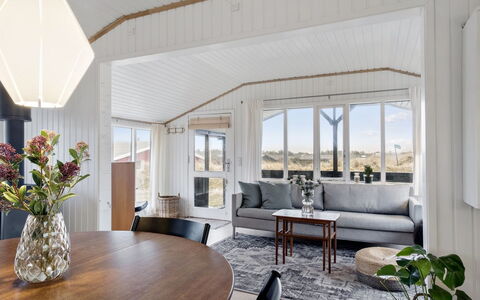 Aarno - 120M from the Sea: Holz, Interior Design, Decke, Zuhause, Möbel, Fussboden, Wohnzimmer, Tür, Zimmer, Couch