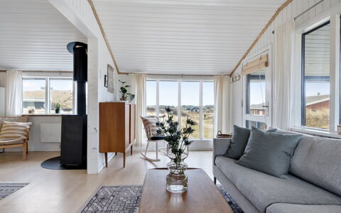 Aarno - 120M from the Sea: Flooring, Interior Design, Fussboden, Holz, Decke, Möbel, Zimmer, Couch, Wohnzimmer, Holzboden