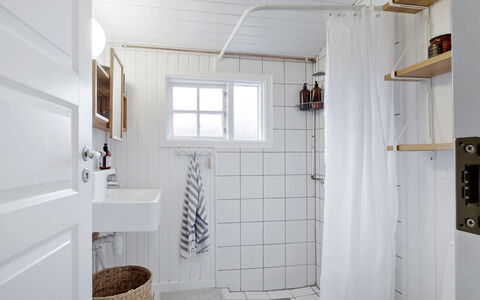 Aarno - 120M from the Sea: Wand, Flooring, Interior Design, Armatur, Fussboden, Zimmer, Decke, Badezimmer, Installation, Fliese