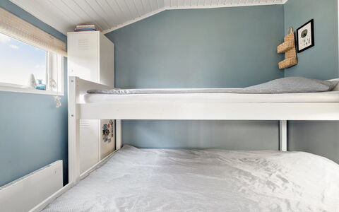 Aarno - 120M from the Sea: Bett, Schlafzimmer, Etagenbett, Interior Design, Fussboden, Bedding, Bettdecke, Decke, Flooring, Linens