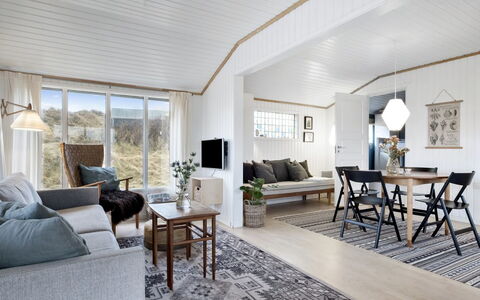 Aarno - 120M from the Sea: Möbel, Interior Design, Flooring, Holz, Couch, Decke, Wohnzimmer, Fussboden, Zuhause, Zimmer
