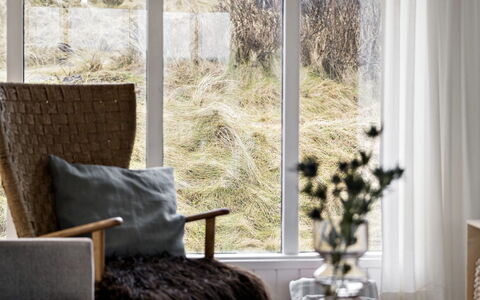 Aarno - 120M from the Sea: Möbel, Interior Design, Zuhause, Blumentopf, Zimmer, Wohnzimmer, Fensterbehandlung, Zimmerpflanze, Vorhang