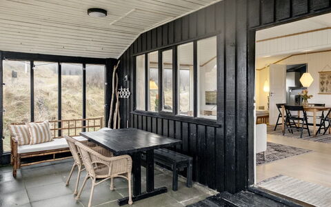 Aarno - 120M from the Sea: Möbel, Holz, Interior Design, Flooring, Fussboden, Decke, Tabelle, Zimmer, Zuhause, Wohnzimmer