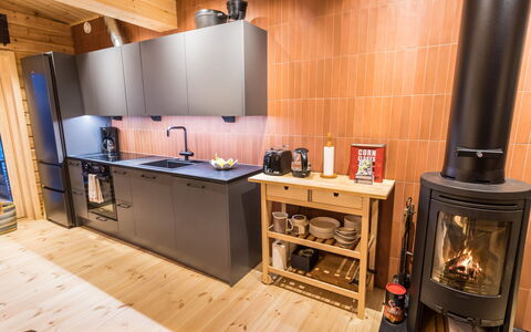 Kelokaltiokylän Maja 22: Flooring, Holz, Küchengerät, Küche, Interior Design, Major Appliance, Fussboden, Möbel, Holzboden, Countertop