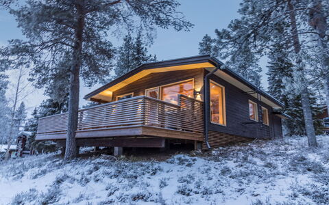 Kelokaltiokylän Maja 22: Baum, Bank, Haus, Hütte, See, Teich, Wald, Blockhaus