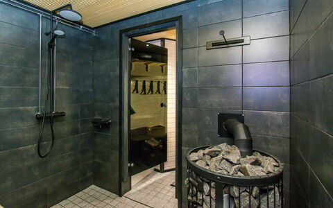 Aurinkopaikka: Flooring, Interior Design, Armatur, Fussboden, Installation, Fliese, Decke, Badezimmer, Glas, Light Fixture