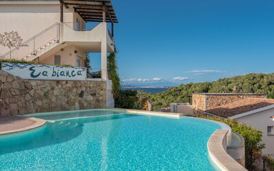 Baia Bianca Apartments Sardinia: Blau, Schwimmbad, Wohngebiet, Resort, Eco Hotel, Estate, Villa, Ferienort, Hotel, Gartenmöbel