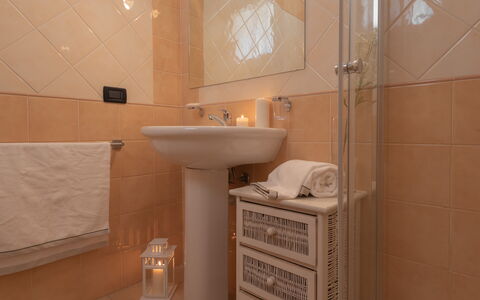 Le Fontane Apartments In Villasimius: Wand, Flooring, Interior Design, Armatur, Bad Sink, Fussboden, Badezimmer, Sinken, Zapfhahn, Installation