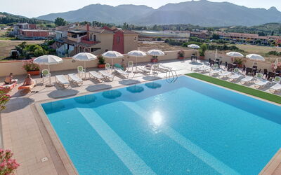 Le Fontane Apartments In Villasimius: Schwimmbad, Resort, Gartenmöbel, Thermae, Sonnenliege, Freizeit, Hotel, Regenschirm, Ferienort, Strandresort
