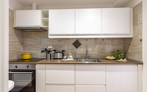 Suite Trastevere: Küche, Countertop, Küchengerät, Cabinetry, Möbel, Interior Design, Major Appliance, Flooring, Holz, Haushaltsgerät