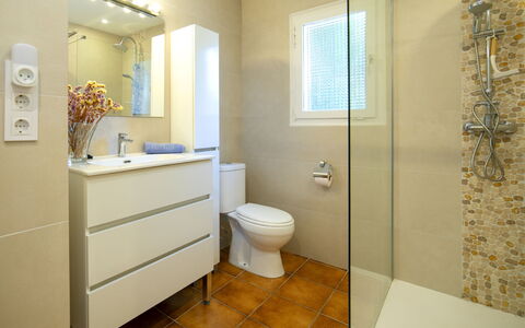 C&M: Toilleten Sitz, Badezimmer, Toilette, Flooring, Armatur, Fussboden, Wand, Interior Design, Badezimmerschrank, Bad Sink