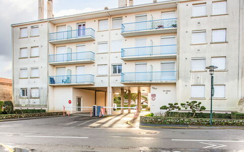 La Bernerie-En Retz 250: Wohnung, Nachbarschaft, Wohngebiet, Asphalt, Eigentumswohnung, Urban Design, Menschliche Siedlung, Mischnutzung, Balkon, Familienauto