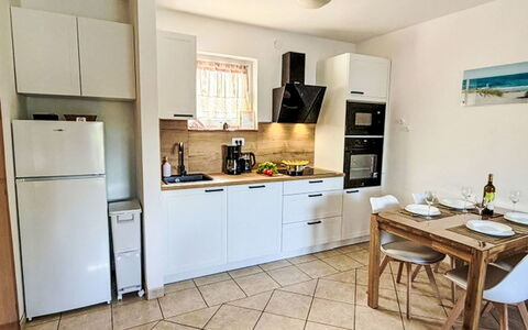 Mirta: Möbel, Küchengerät, Küche, Major Appliance, Flooring, Countertop, Interior Design, Holz, Fussboden, Cabinetry
