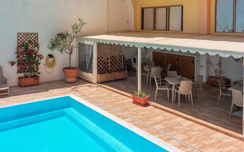 Cristal Blu Apartments In Santa Teresa Gallura: Schwimmbad, Fussboden, Flooring, Möbel, Verbundwerkstoff, Resort, Gartenmöbel, Schatten, Freizeit, Eco Hotel
