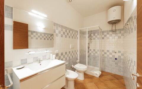Cristal Blu Apartments In Santa Teresa Gallura: Flooring, Fussboden, Interior Design, Armatur, Badezimmer, Decke, Installation, Fliese, Toilette