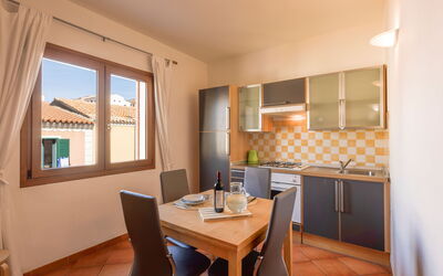 Appartamento Lavanda: Möbel, Zuhause, Tür, Holzbeize, Stuhl, Wohnung, Hartholz, Küche & Esszimmer Tisch, Major Appliance, Küche