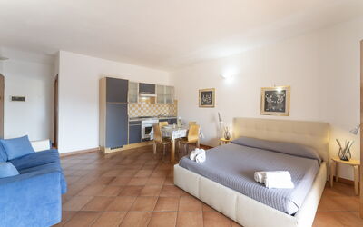 Appartamento Timo: Interior Design, Möbel, Flooring, Bett, Fussboden, Schlafzimmer, Zimmer, Holz, Decke, Bettdecke