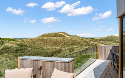 Tamina - 50M from the Sea: Holz, Zuhause, Veranda, Deck, Hartholz, Dach, Holzbeize, Holzboden, Eco Hotel