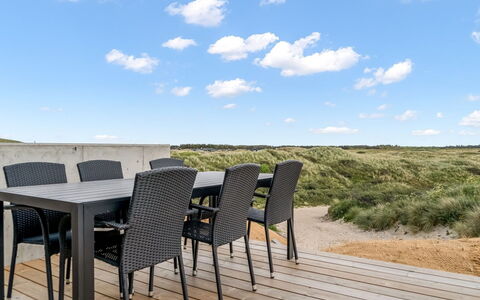Tamina - 50M from the Sea: Holz, Zuhause, Veranda, Deck, Hartholz, Dach, Holzbeize, Holzboden, Eco Hotel