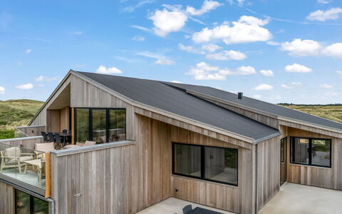 Tamina - 50M from the Sea: Holz, Zuhause, Veranda, Deck, Hartholz, Dach, Holzbeize, Holzboden, Eco Hotel