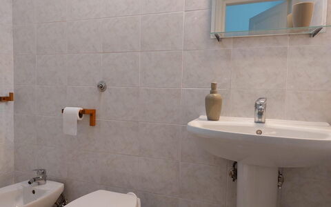 Casa Annalù With Garden, Wifi, Bogliasco: Badezimmer, Bad Sink, Armatur, Wand, Sinken, Flooring, Interior Design, Fussboden, Toilette, Toilleten Sitz