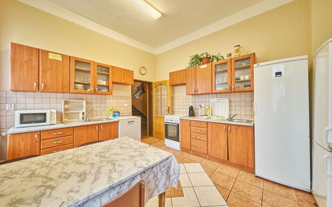 Švýcarský Dvůr Lodge: Flooring, Fussboden, Interior Design, Wohnung, Decke, Cabinetry, Küche, Zimmer, Major Appliance, Countertop