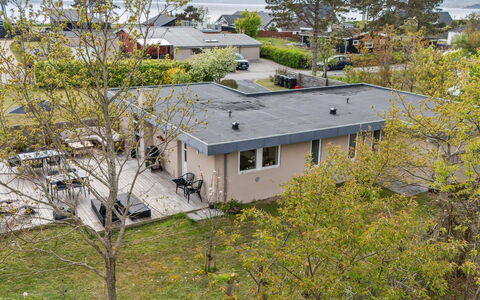 Sebine - 200M from the Sea: Dachdecken, Hütte, Haus, Dach, Zuhause, Bauernhaus, Hütte, Estate, Dorf
