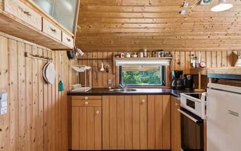 Urban - 140M from the Sea: Holz, Küche, Decke, Küchengerät, Flooring, Holzbeize, Countertop, Major Appliance, Hartholz, Zimmer