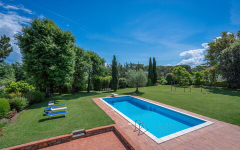 Il Villino Del Collezionista With Pool In Pistoia: Blau, Schwimmbad, Garten, Estate, Rasen, Landscaping, Schatten, Freizeit, Hazienda, Garten