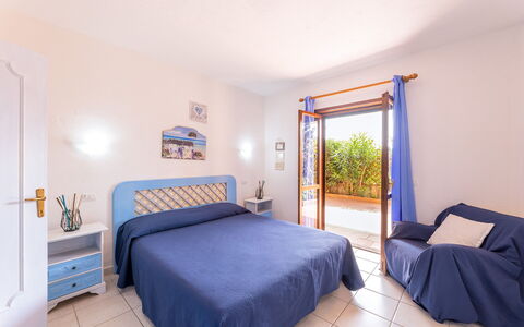Golfo Aranci Apartments With Ac: Möbel, Wohnung, Resort, Stuhl, Schlafzimmer, Hotel, Bett, Villa, Bedding, Bettrahmen