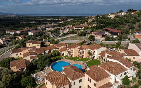 Apartment Sardinia Seaside Ac And Wifi: Luftaufnahmen, Vogelperspektive, Resort, Ferienort, Schwimmbad