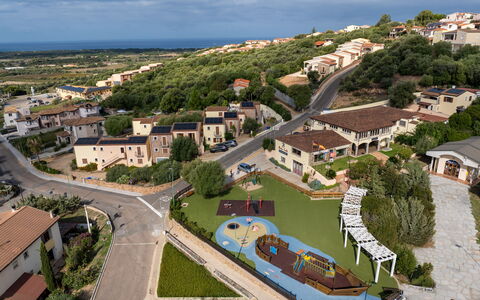 Apartment Sardinia Seaside Ac And Wifi: Wohngebiet, Vogelperspektive, Landschaft, Haus, Luftaufnahmen, \Stadt, Nachbarschaft, Stadt, Vorort, Zuhause