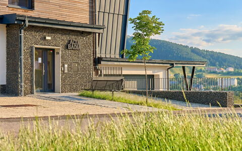 Loucna Pod Klínovcem 176: Abstellgleis, Balkon