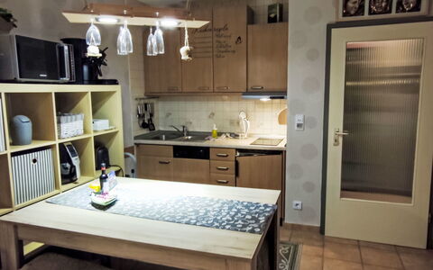 Bocksbergperle 3: Wohnung, Wohngebiet, Eigentumswohnung, Geschäftshaus, Mischnutzung, Parkplatz, Familienauto, Balkon, Brutalismus