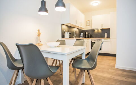 Weitblick: Wohnung, Wohngebiet, Eigentumswohnung, Geschäftshaus, Mischnutzung, Parkplatz, Familienauto, Balkon, Brutalismus