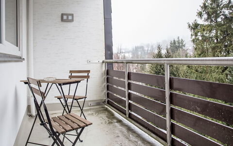 Weitblick: Wohnung, Wohngebiet, Eigentumswohnung, Geschäftshaus, Mischnutzung, Parkplatz, Familienauto, Balkon, Brutalismus