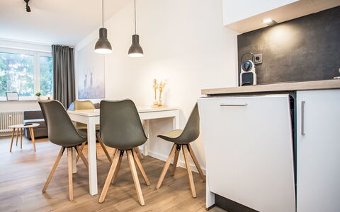 Weitblick: Wohnung, Wohngebiet, Eigentumswohnung, Geschäftshaus, Mischnutzung, Parkplatz, Familienauto, Balkon, Brutalismus