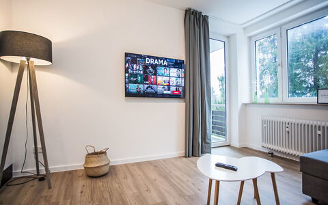 Weitblick: Wohnung, Wohngebiet, Eigentumswohnung, Geschäftshaus, Mischnutzung, Parkplatz, Familienauto, Balkon, Brutalismus