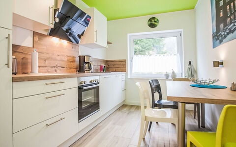 Family Lodge: Wohnung, Wohngebiet, Eigentumswohnung, Geschäftshaus, Mischnutzung, Parkplatz, Familienauto, Balkon, Brutalismus