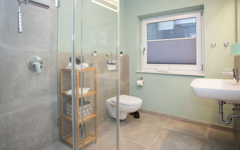 Family Lodge: Badezimmer, Interior Design, Armatur, Flooring, Fussboden, Toilette, Installation, Decke, Beleuchtung, Zapfhahn