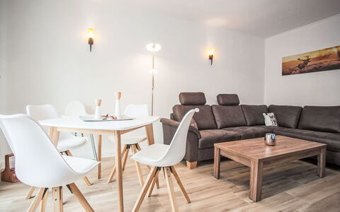 Family Lodge: Wohnung, Wohngebiet, Eigentumswohnung, Geschäftshaus, Mischnutzung, Parkplatz, Familienauto, Balkon, Brutalismus